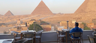 Petit déjeuner face aux pyramides - roof top de l'un des hôtels - Le Caire
